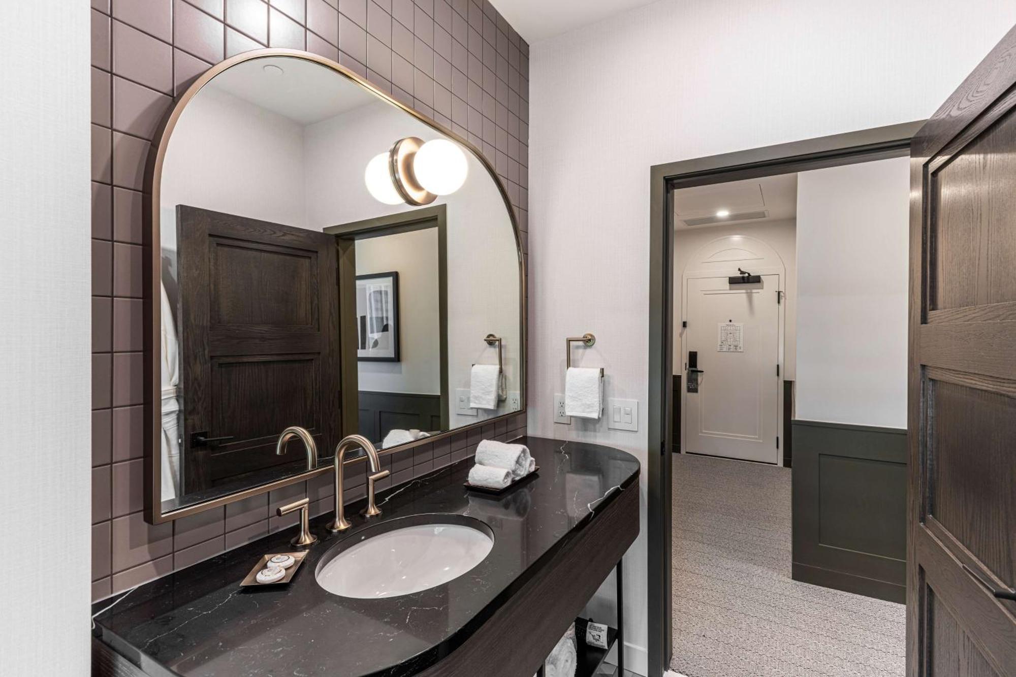 The Westley Calgary Downtown, Tapestry Collection By Hilton Hotel Exterior photo