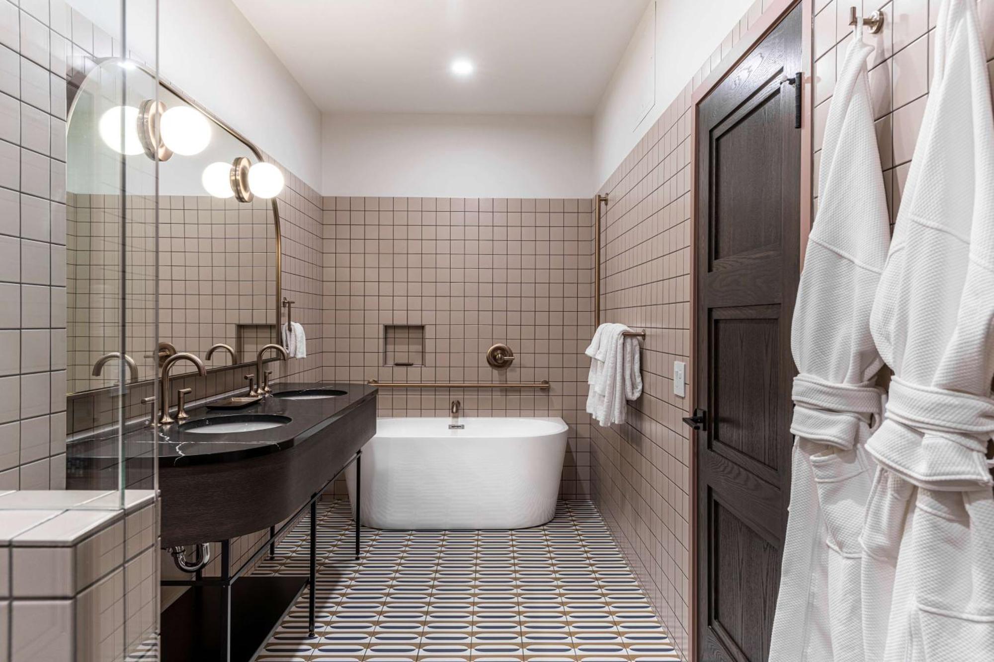 The Westley Calgary Downtown, Tapestry Collection By Hilton Hotel Exterior photo